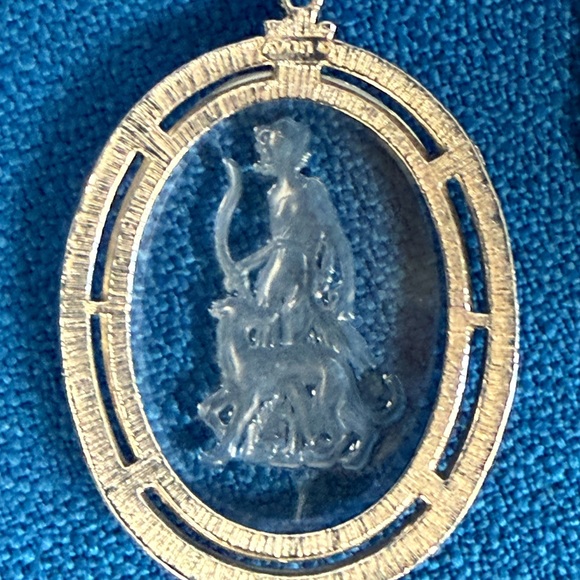 Vintage Avon Goddess Diana Huntress Intaglio Glass Cameo Pendant Necklace 1973 - Picture 3 of 4